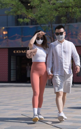 鼓鼓的粉色瑜伽裤美女