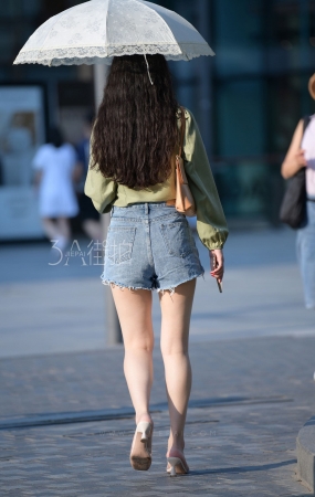 比诺-白皙长腿热裤美女-12P