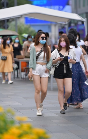 白热裤美女
