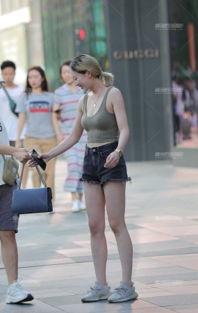乐开怀的热裤女孩
