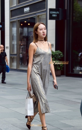 吊带裙美女走起路来姿态万千