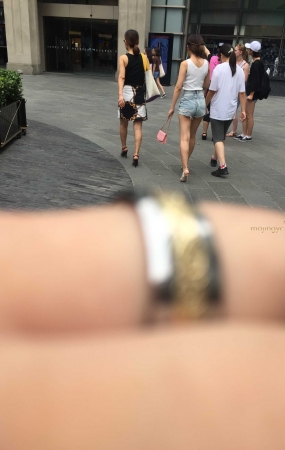 戴墨镜的白色小背心美臀热裤