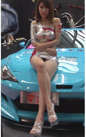 银色包臀裙美女