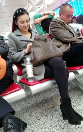 火车站候车的黑丝长发少妇