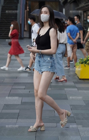 高挑热裤大长腿 美