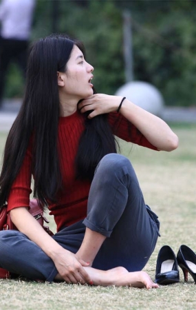 No660 漂亮女孩外拍前脱鞋放松，被一旁边的我逮个正着