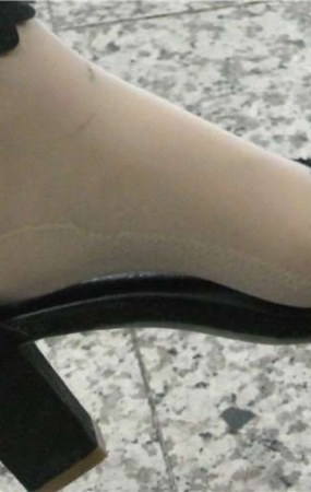 4k-候车室特写丝袜性感美女的凉高玉足