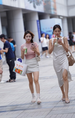 白净大长腿花裙少女
