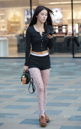 热裤丝袜美女