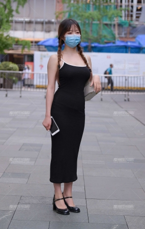 清纯而迷人的小姐姐