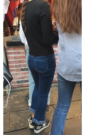 蓝色牛仔裤小妹