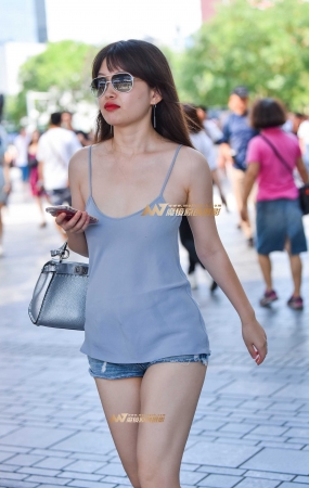 时尚性感的热裤美眉