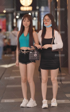 可爱的热裤小妹