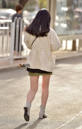 时尚裸腿中靴美女-13P