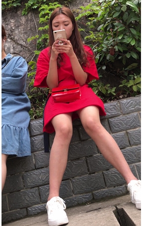 玩手机的红裙美女