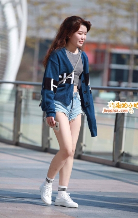 街拍热裤小妹