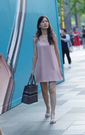 街拍粉色裙成熟美姐