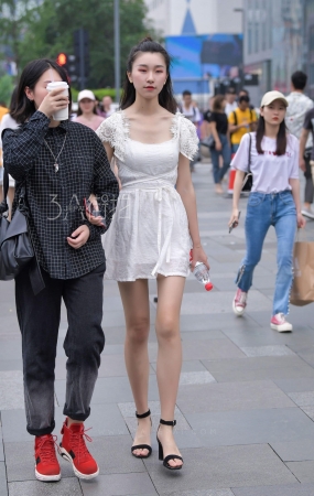 白皙美腿小姐姐-12P
