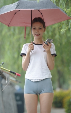心爱的雾霾蓝热裤女孩
