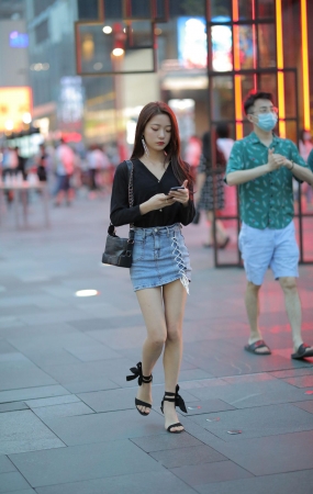 短裙小美女
