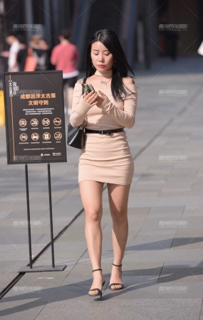玩手机的美女**