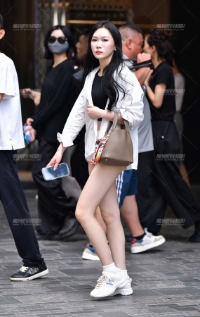 白皙长腿热裤美女