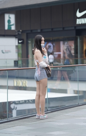 热裤美眉