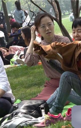 4k-眼镜包臀裙少妇的极品诱惑丝袜美足