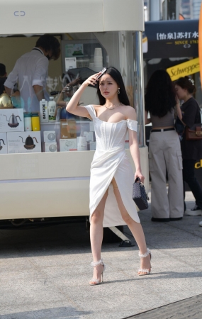 性感裹胸美女