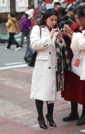 街拍黑丝高跟少妇