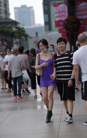 视觉冲击街拍作品 – 性感的吊带裙美女