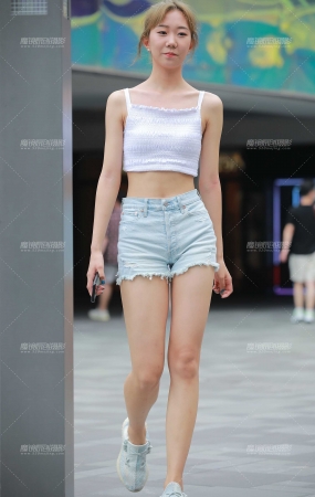 高挑热裤小妹