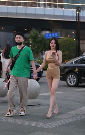 丰满的紧致热裤美女