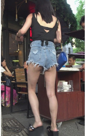 牛仔短裤高腰妹子