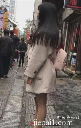 街拍等闺蜜的毛呢长外套肉丝袜青春小妹