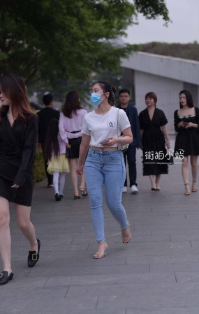 街拍紧牛蜜臀小姐姐