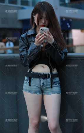 牛仔热裤小妹