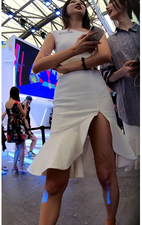 白裙美女