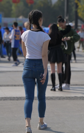 清秀脱俗紧牛女生