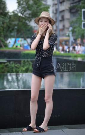 在聊电话的热裤美腿美女-14P