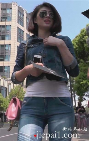街拍颜值超高的短发墨镜紧身蓝牛美女姐姐 [500 MB]