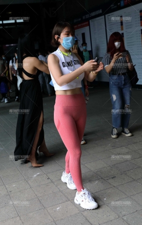 粉红紧身美女拍照