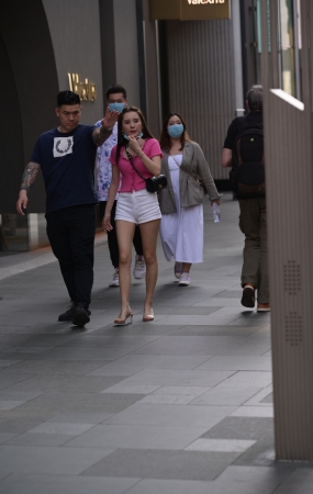 白色热裤美女