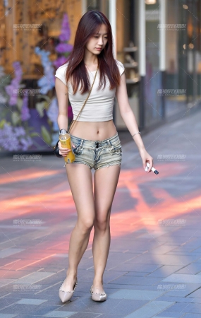 紧致牛仔热裤美女