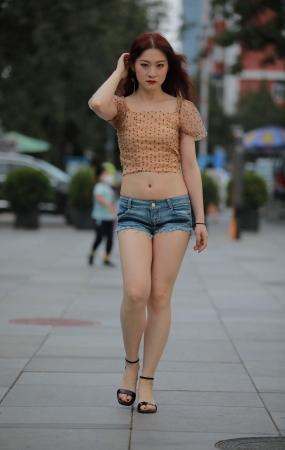 牛仔热裤露腰妹子