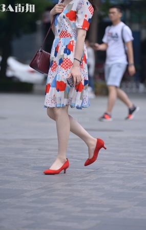 美女爱穿红色高跟鞋-13P