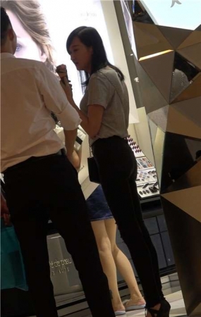 4K – 跟姐妹逛商场的超紧身裤街拍圆臀美女 [1.36 GB]