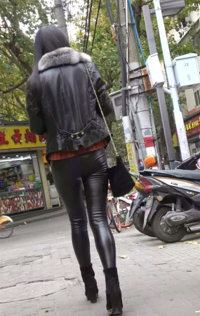 黑色紧身皮裤街拍苗条身材美臀美女