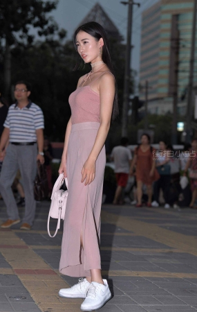 夜拍粉色裙mm
