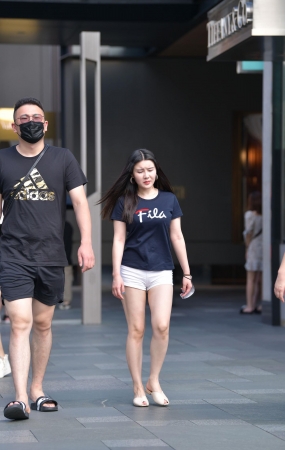 白色热裤妹子